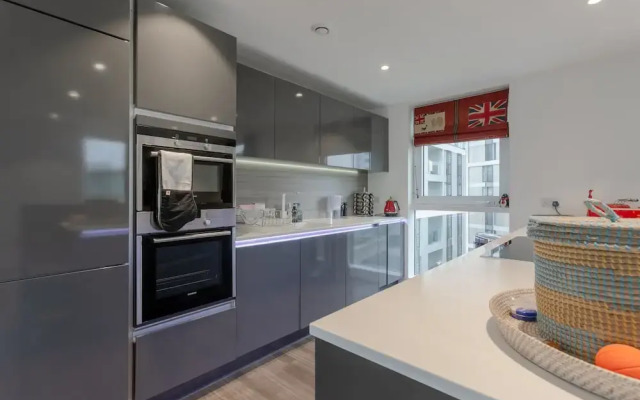 Modern 3 Bedroom Top Floor Apartment