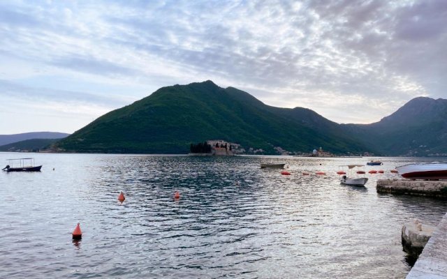 Charming Bohemian house in Perast
