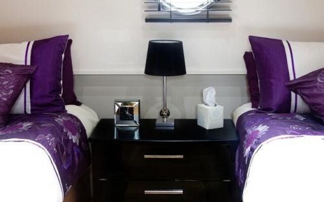 Hollywood Apartments Barges