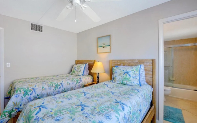 Inviting Beachfront Condo With Pool, spa and Views