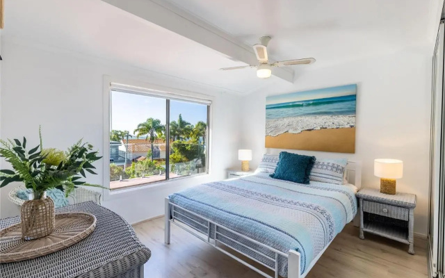 Blue Waters 7 Cook St Pet Friendly and Water Views – Guest Rooms – Salamander Bay