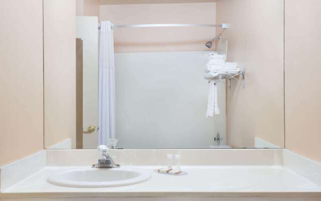 Howard Johnson by Wyndham Brigham City