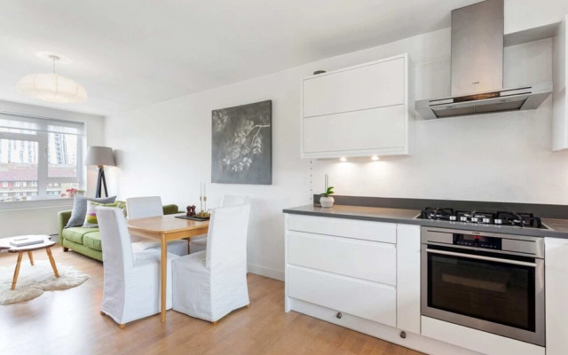 Lovely 2 Bed Apartment w Balcony nr River Thames
