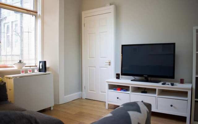 Homely 1 Bedroom Edinburgh Apartment Near Canal