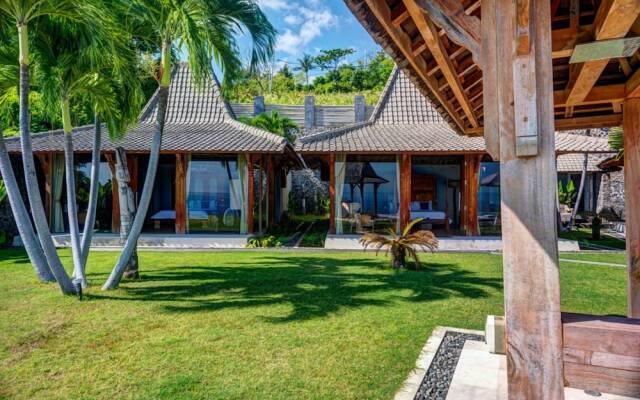 Palatial Wooden Villa, 4br, Lovina