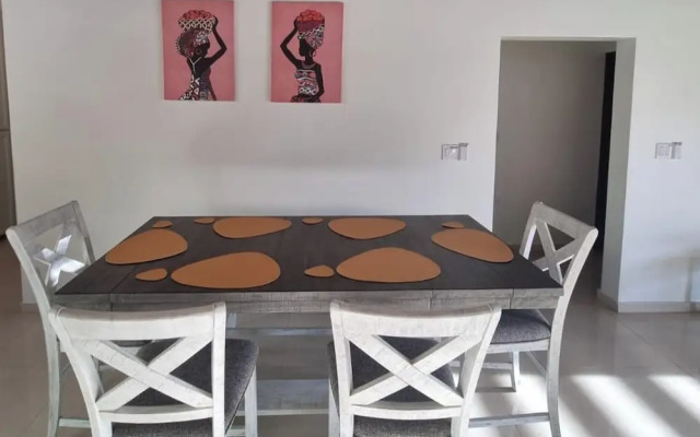 Condo With Pool - Sleeps 8 & bbq Facilities