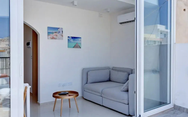 Cosy 1BR Penthouse With Terrace, Great Location