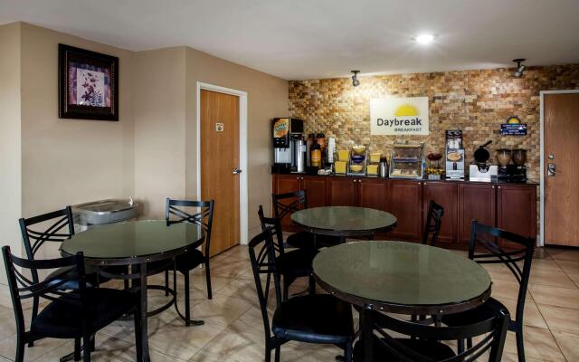 Days Inn by Wyndham Sulphur LA