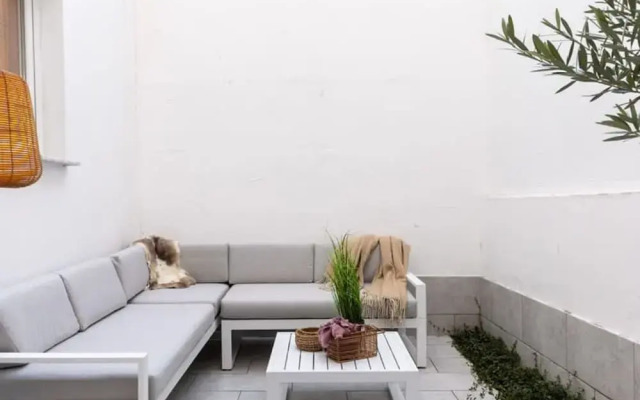 Stylish Duplex Apartment in a Renovated Town House