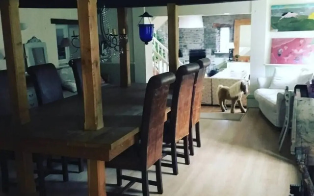 Beautiful 6-bed Home in Brecon