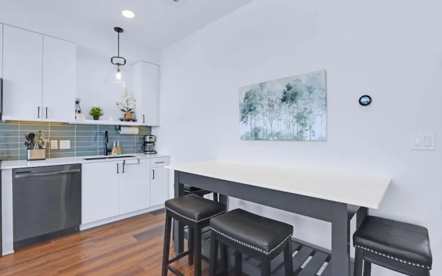 Chic Condo Minutes to Downtown, Gruene, & More