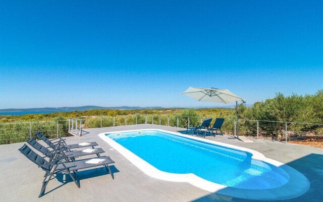 Amazing Home in Sutivan With Wifi and 3 Bedrooms