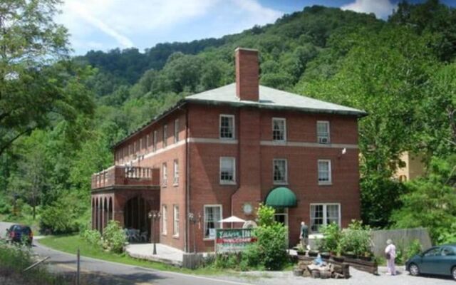 Elkhorn Inn & Theatre