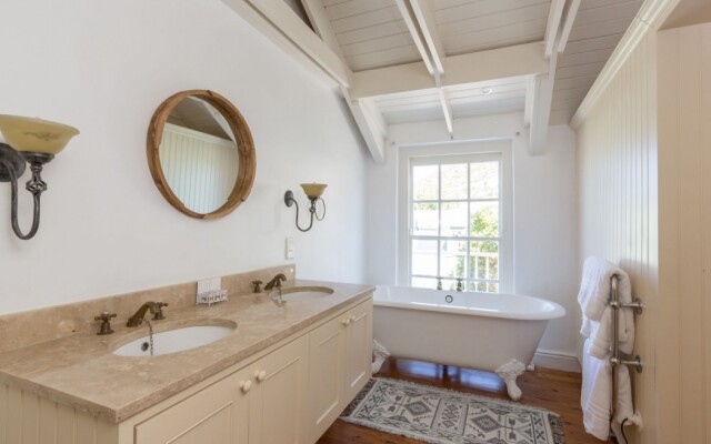 The Quays, Majestic Village