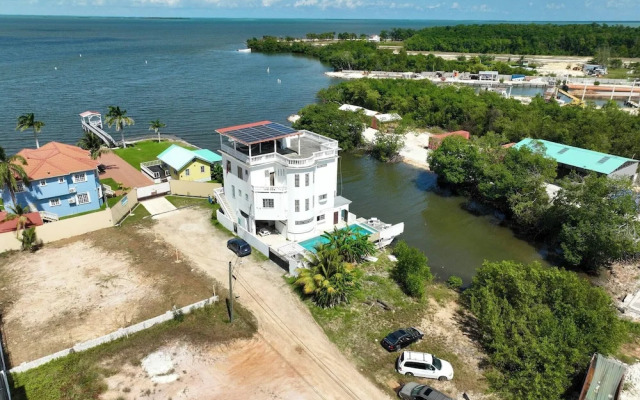 See Belize Sunrise Sea & Garden View 2-bed Studio w Pool & Overwater Deck, 1stfl