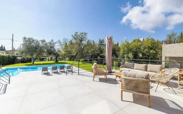 Modern Villa With Heated Pool and Garden