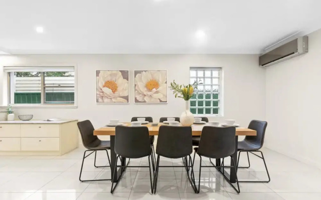 Modern 3-bed With Pool & Water Views by Beach