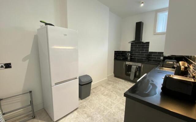 Spacious First Floor 3 Bed Mostyn Street Apartment