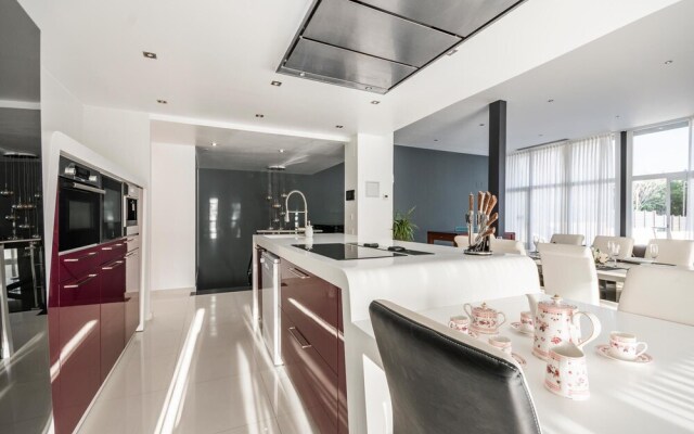 Luxurious Villa. Overflowing Pool 100 Meters From the Beach