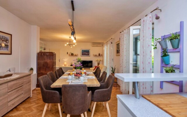 Amazing Home in Makarska With Wifi and 6 Bedrooms