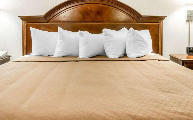 Quality Inn & Suites Mackinaw City Beachfront