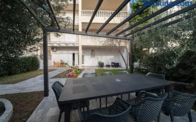 Family friendly apartment, great for children, huge yard and lots of toys