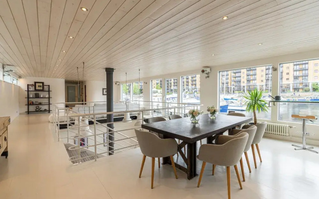 JOIVY Stunning 5-Bed Boathouse On The River Thames