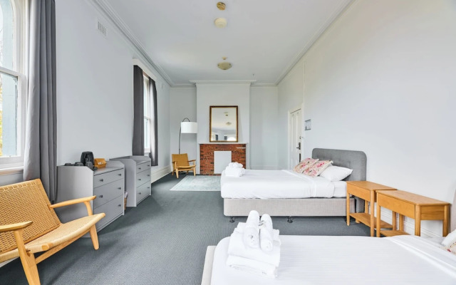 College Lawn Hotel - Hostel