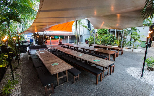 Mad Monkey Backpackers Central