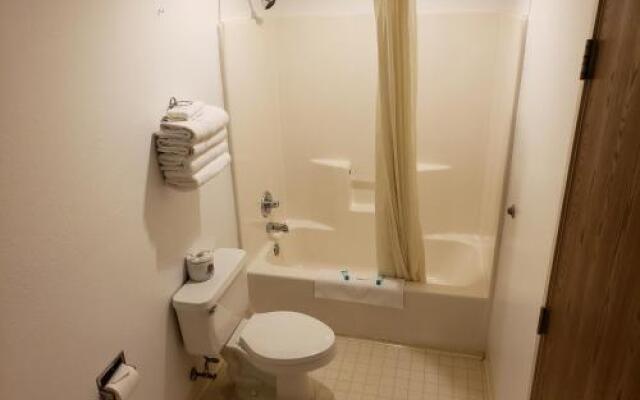 The Center Lodge and Jacuzzi Suites