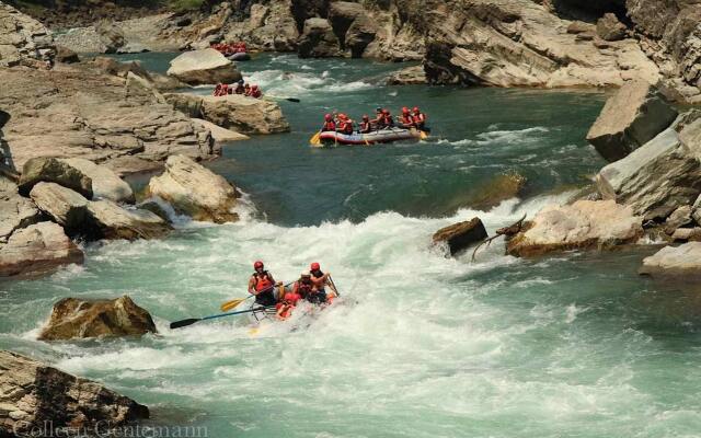 Raging Elk Adventure Lodging