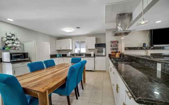 Las Vegas - 5 Mins From The Strip 4 Bedroom Home by RedAwning