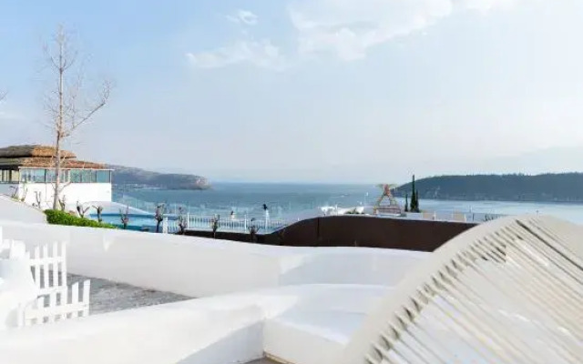 Sound on the Clouds Hotel Santorini, Dali