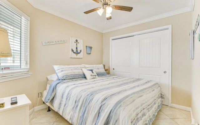 Seascape 1214 Studio Bedroom Condo by RedAwning