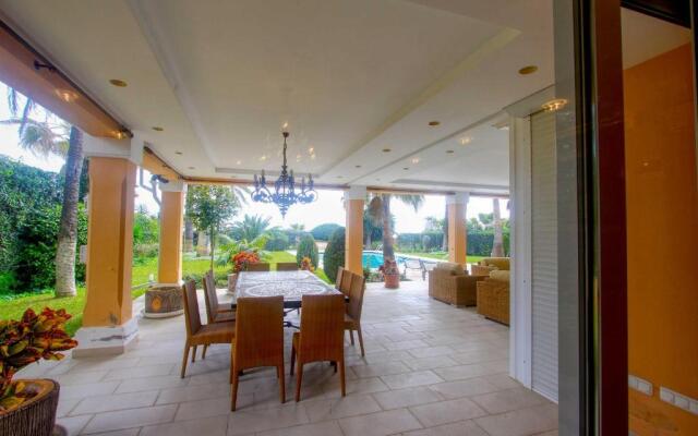 1077 beach villa el paraiso