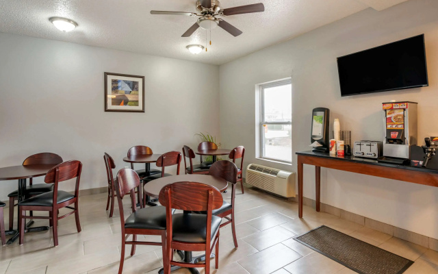 Econo Lodge Inn & Suites Granite City - St. Louis