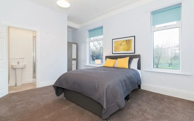 6 Bed House near Manchester