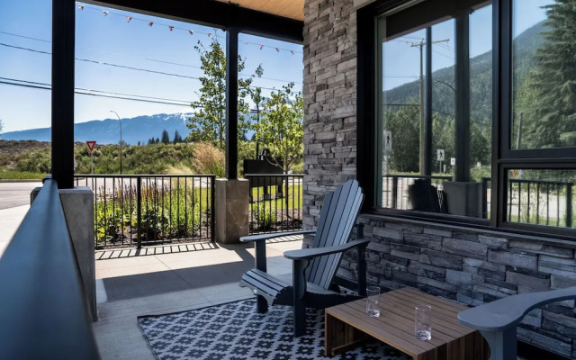 Rustic Retreat by Revelstoke Vacations