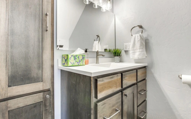 Boat Dock: Riverfront Oconto Home!