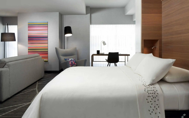 Renaissance Montreal Downtown Hotel