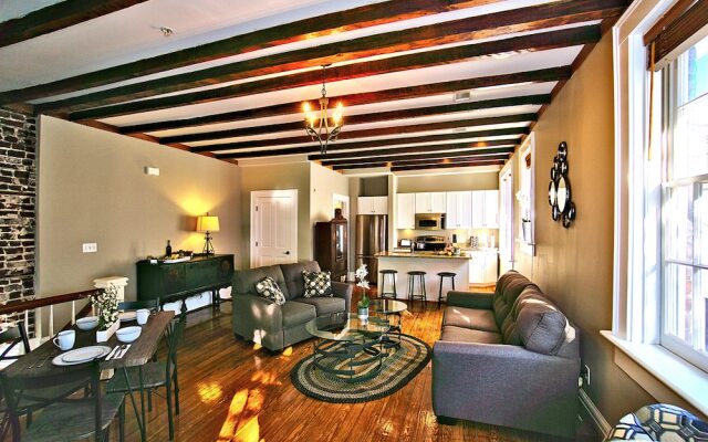 Comfy Carriage House Steps from the River