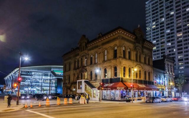 1 BR Downtown Loft Near Fiserv Forum by Frontdesk