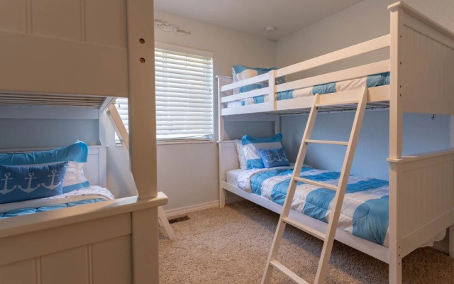 Afternoon Delight 2 Bedroom Condo by Redawning