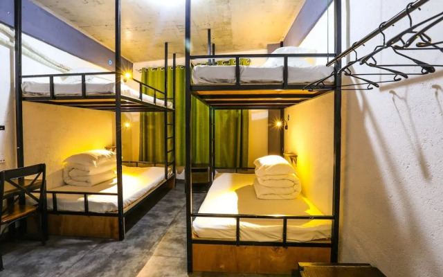 Comma Travel International Youth Hotel