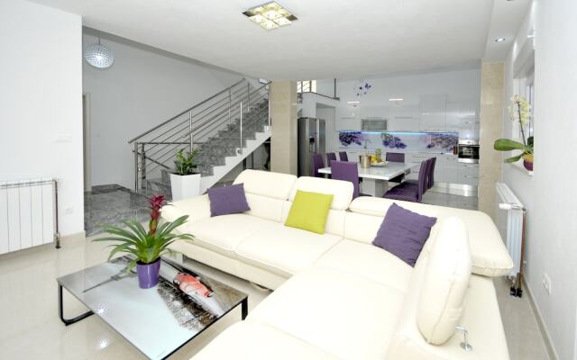 Luxury Villa Rooftop Pool !avbl in Season