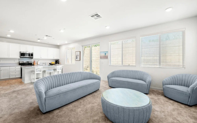 Sunny & Stylish Near LA 4BR Home w Desks & Lounge