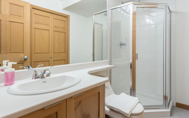 Bright and Clean, Walk Everywhere, Shared Pool and Hot Tub