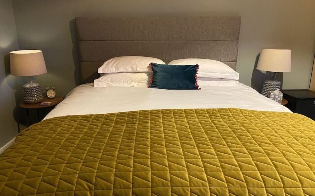 Stones Luxury B&B with hot tub and self-contained rooms