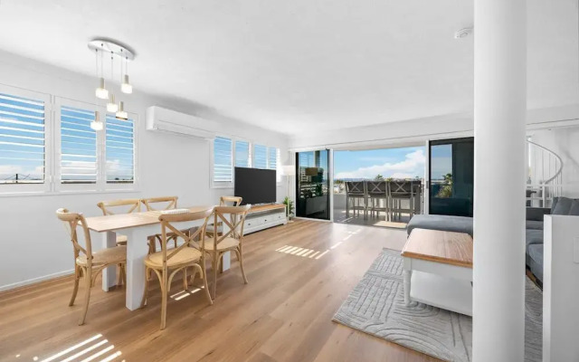 Stylish 4-bed Townhouse With Panoramic Ocean Views