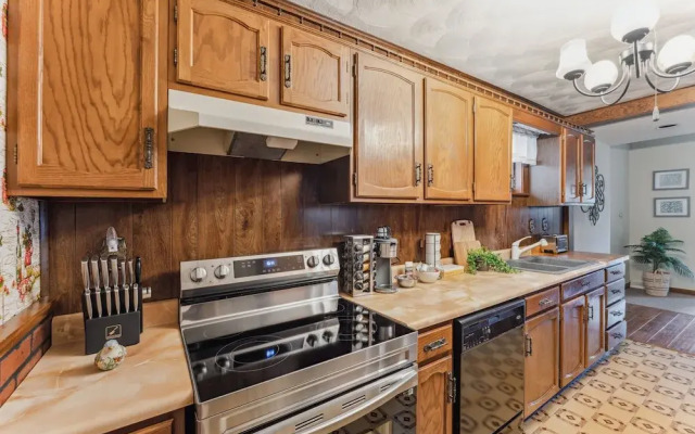 Niagara Falls Getaway: Perfect Place To Unwind 2 Bedroom Home by RedAwning